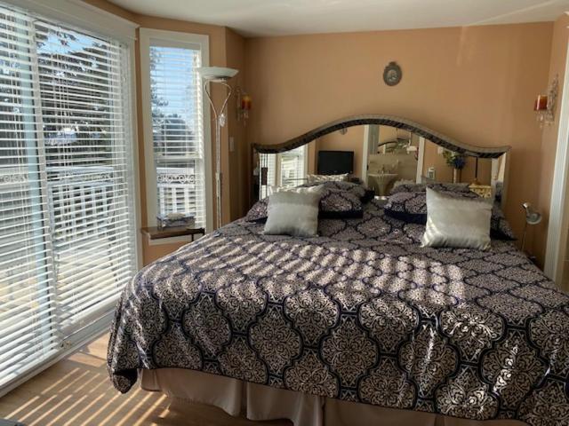 Ocean Breeze Executive Bed And Breakfast Норт Ванкувър Екстериор снимка
