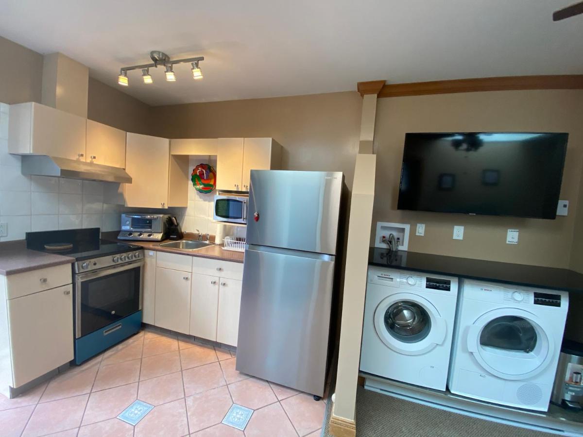 Ocean Breeze Executive Bed And Breakfast Норт Ванкувър Екстериор снимка