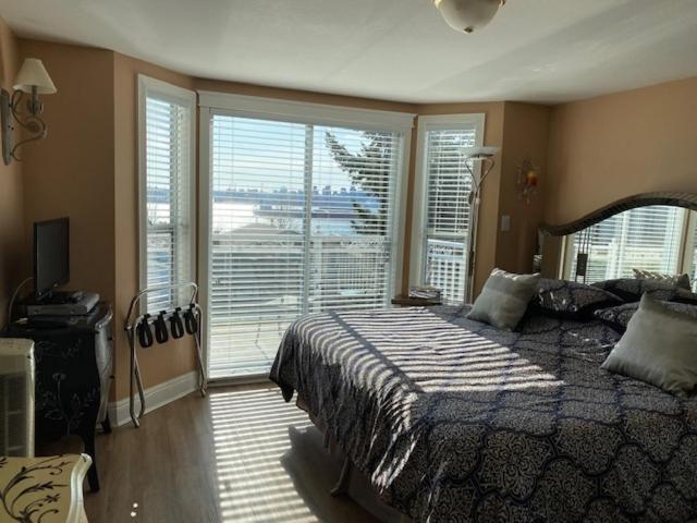 Ocean Breeze Executive Bed And Breakfast Норт Ванкувър Екстериор снимка