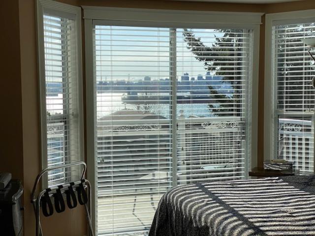 Ocean Breeze Executive Bed And Breakfast Норт Ванкувър Екстериор снимка