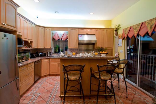 Ocean Breeze Executive Bed And Breakfast Норт Ванкувър Екстериор снимка