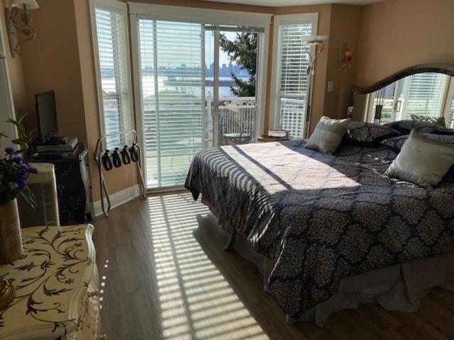 Ocean Breeze Executive Bed And Breakfast Норт Ванкувър Екстериор снимка